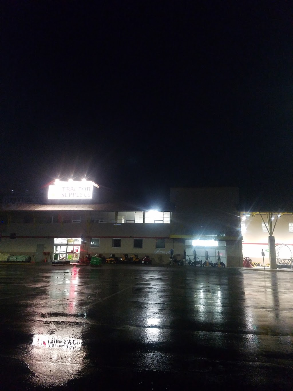 Tractor Supply Co. | 1898 Front St, Lynden, WA 98264, USA | Phone: (360) 318-0134