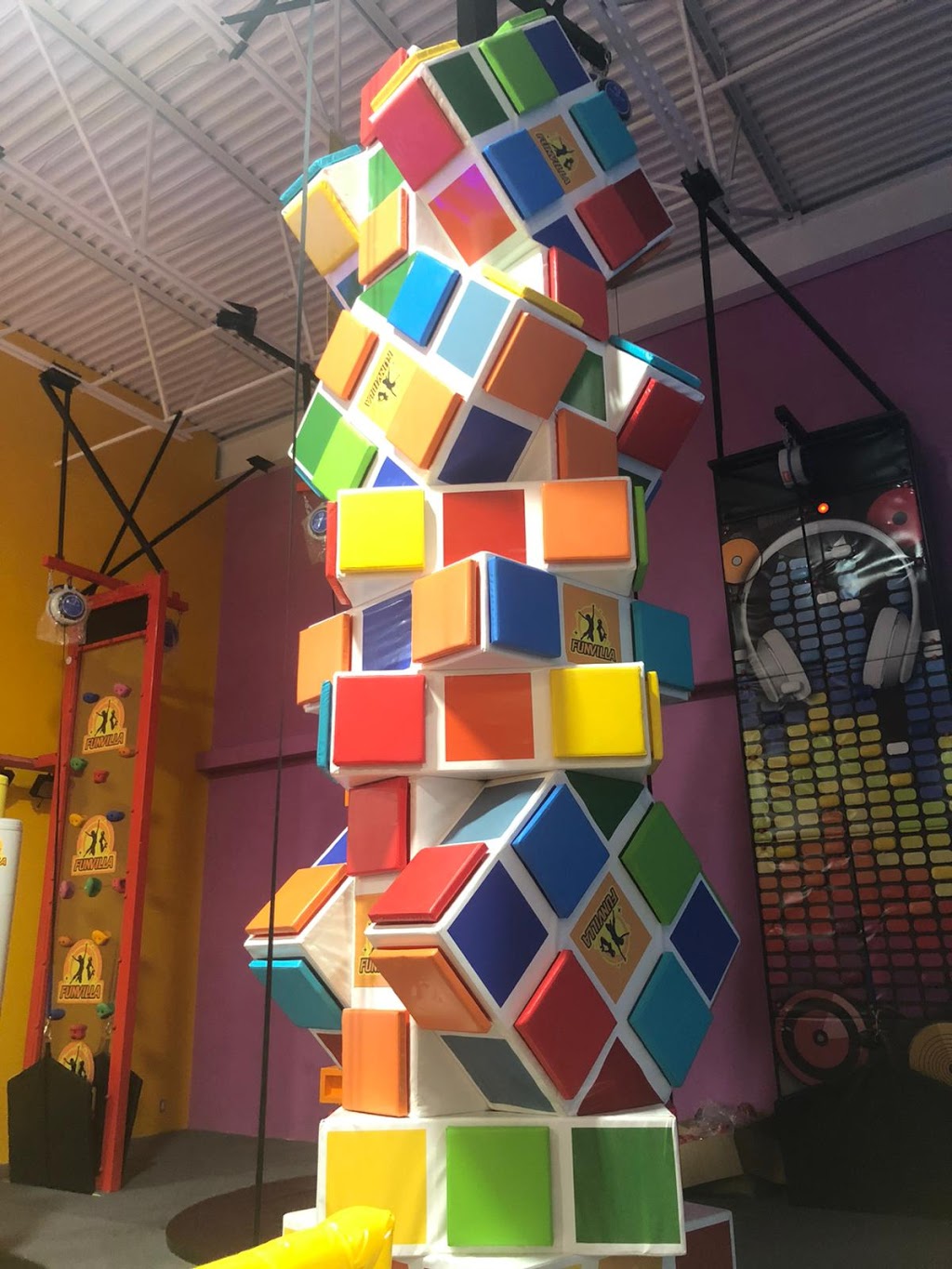 Funvilla Barrie | 312 King St, Barrie, ON L4N 6L2, Canada | Phone: (705) 252-5454