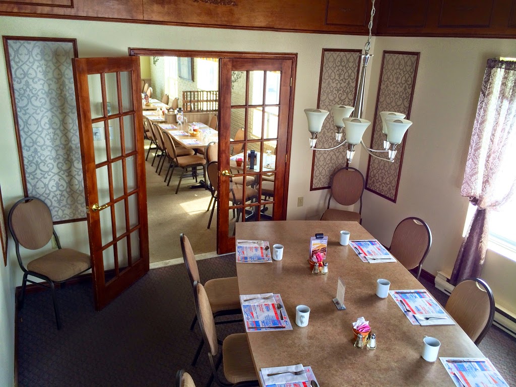 Restaurant Le Villageois | 828 Rue Notre Dame, Saint-Narcisse, QC G0X 2Y0, Canada | Phone: (418) 328-8667