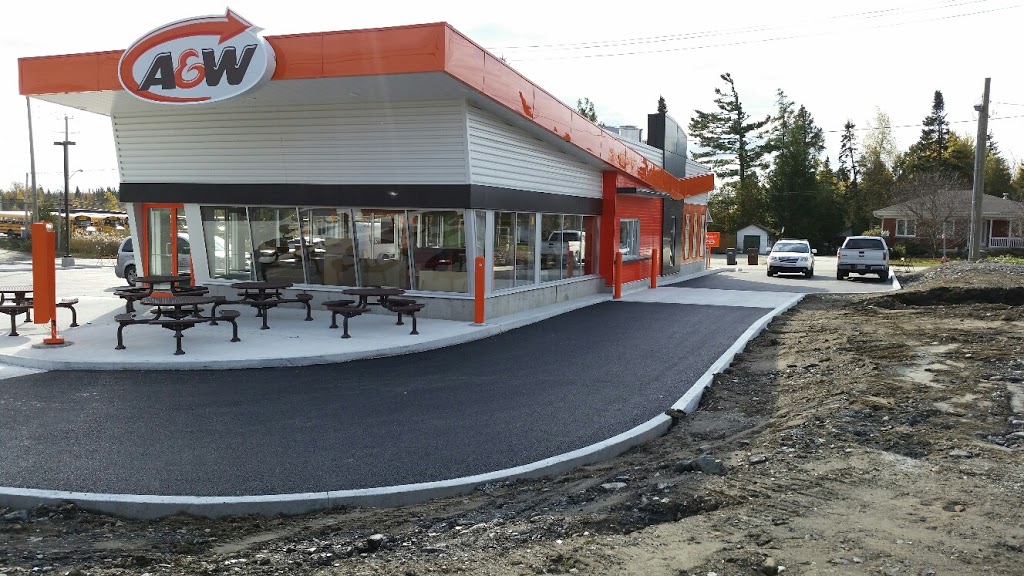 A&W | 24 Rue Saint-Jacques, Sherbrooke, QC J1R 0T2, Canada | Phone: (819) 933-1200