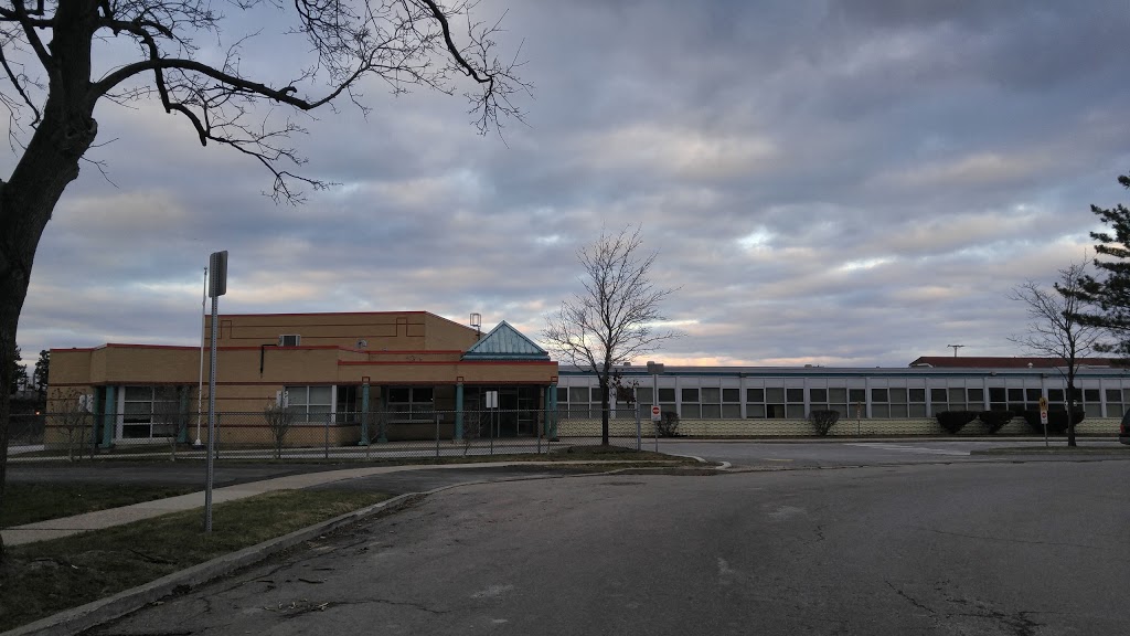 Elementary School Catholic Sainte-Marguerite-Bourgeoys | 12 Burleigh Hill Dr, St. Catharines, ON L2T 2V5, Canada | Phone: (905) 227-4002