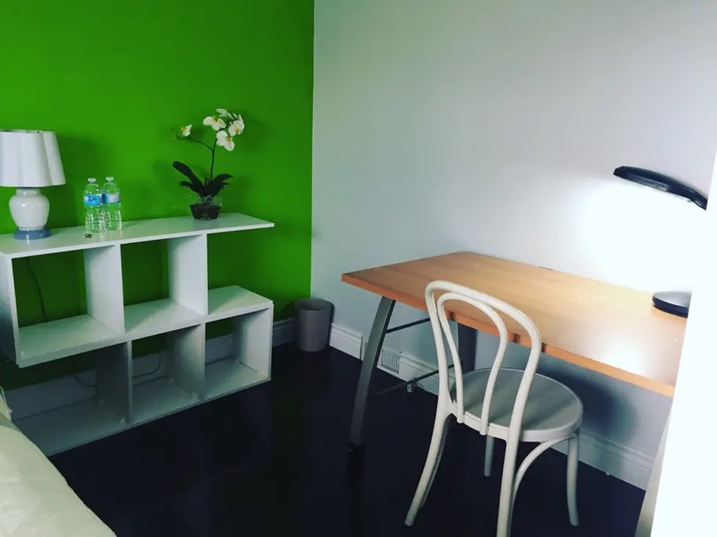 Room near Fanshawe College, London Airport | Vancouver St, London, ON N5W 4S5, Canada | Phone: (519) 701-1525