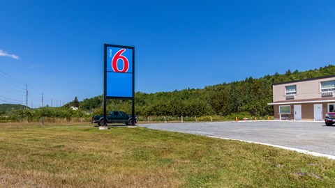 Motel 6 Sudbury, ON | 1222 Pioneer Rd, Sudbury, ON P3G 1A6, Canada | Phone: (705) 470-3004