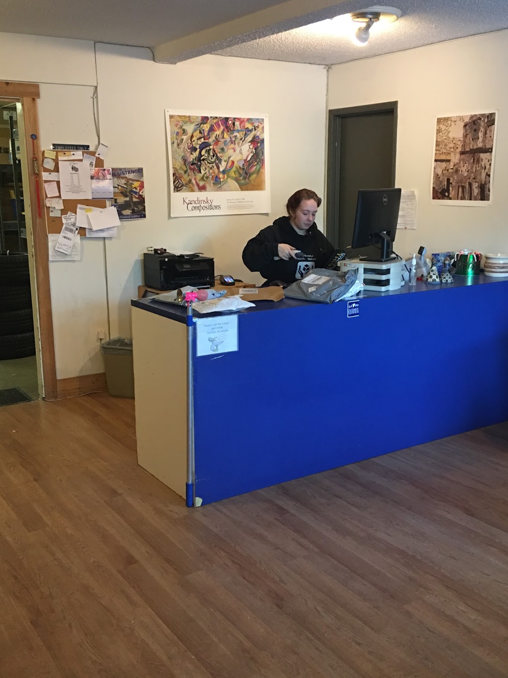 Point Roberts Parcel Service | 1480 Gulf Rd, Point Roberts, WA 98281, USA | Phone: (360) 945-4121