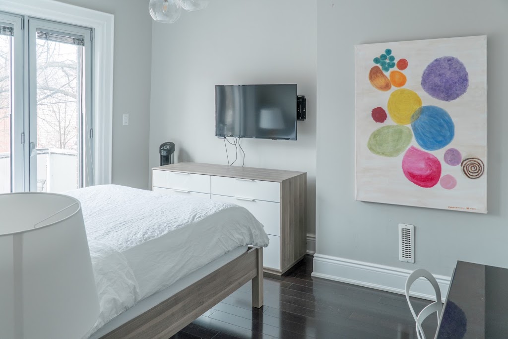 Burrow Inn By Urban North Inns | 10 Sullivan St, Toronto, ON M5T 1B9, Canada | Phone: (416) 591-5359