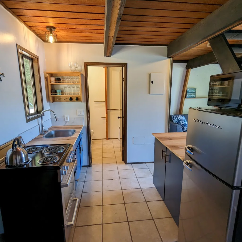 Jade Resort | 774 Cliffe Rd, Heriot Bay, BC V0P 1H0, Canada | Phone: (250) 203-9396