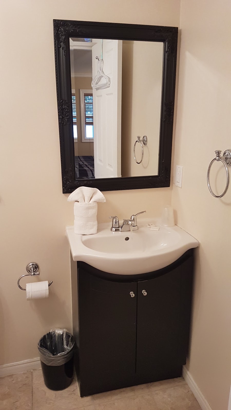 Twin Peaks Motel Napanee | 353 Dundas St W, Napanee, ON K7R 2B5, Canada | Phone: (613) 354-4066