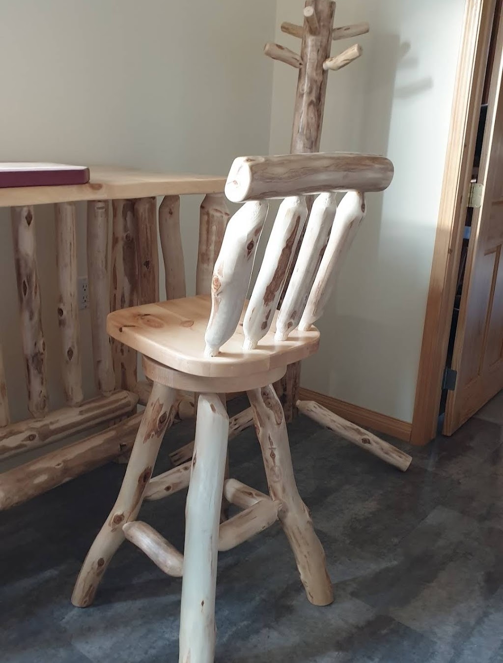 Pioneer Handcrafted Log Furniture | 44147 Hyw12, Zhoda, MB R0A 2P0, Canada | Phone: (204) 312-0202