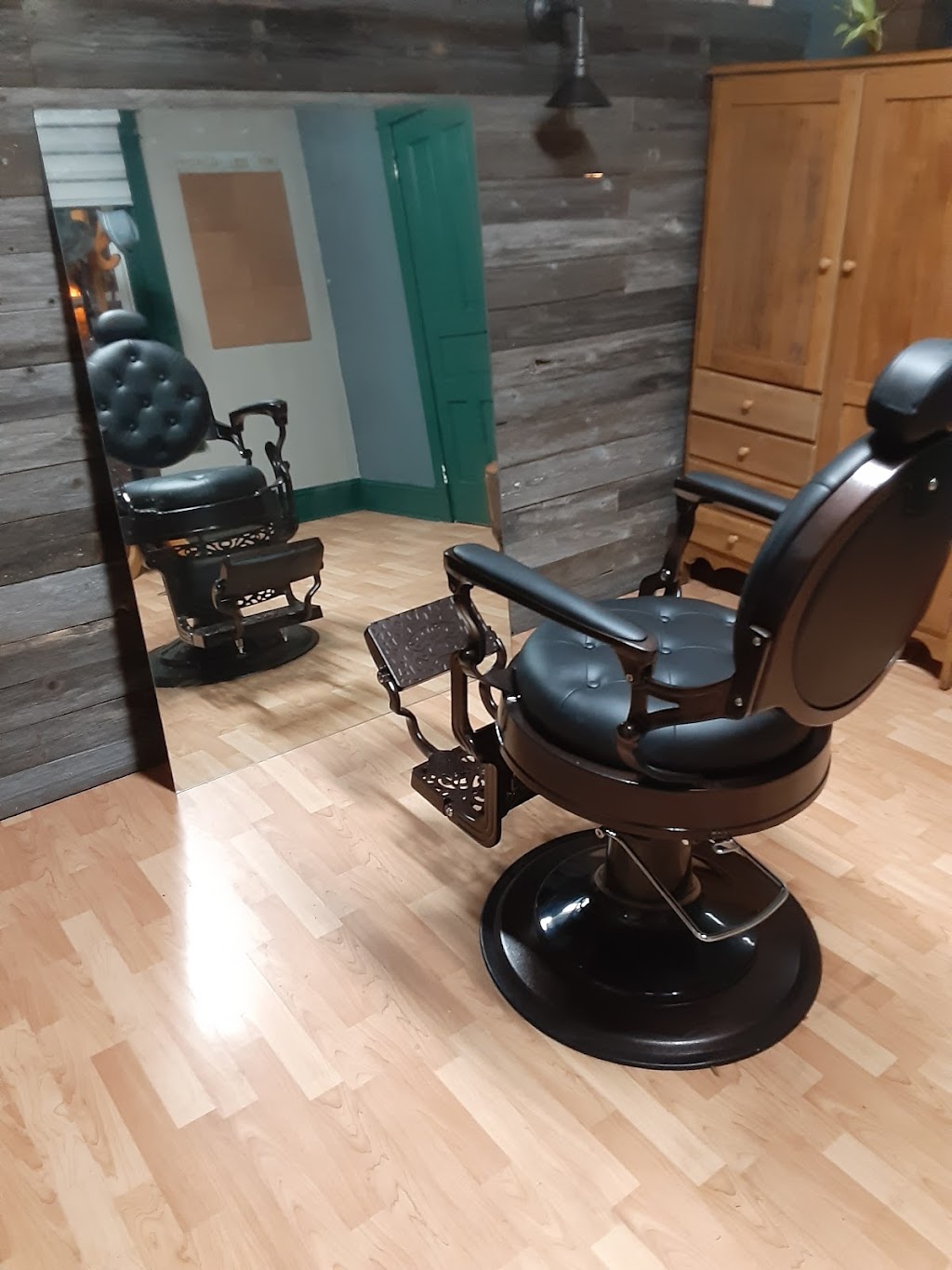 Salon Barbe Rouge | 21 Rue Roy, Trois-Pistoles, QC G0L 4K0, Canada | Phone: (418) 851-6361
