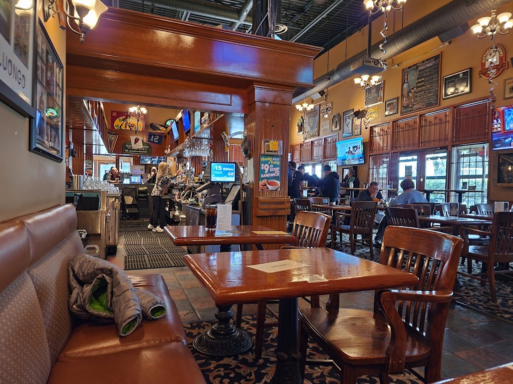 Brewsters Pub & Liquor Store | 7380 King George Blvd #700, Surrey, BC V3W 5A5, Canada | Phone: (604) 598-8100