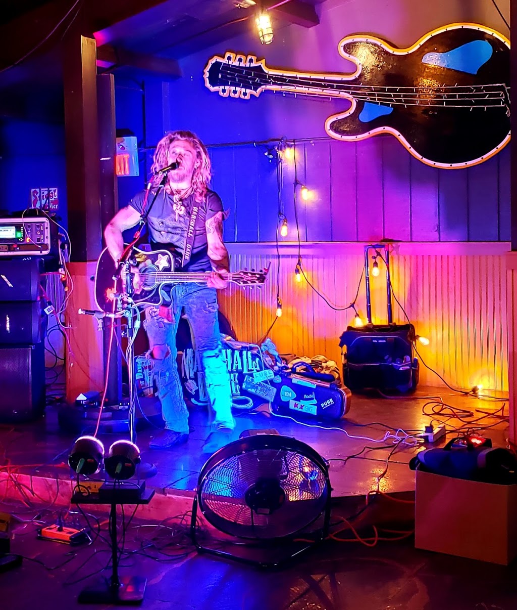 Lions and Sun Bar and Lounge | 18947 Woodbine Ave, Sharon, ON L0G 1V0, Canada | Phone: (905) 589-5757
