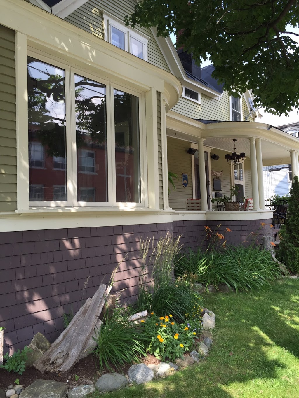 La Maison de ville - bed & bistro | 353 Rue Saint-Patrice Ouest, Magog, QC J1X 1W7, Canada | Phone: (819) 868-2417
