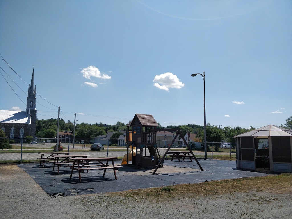 Casse-Croute Des Filles | 136 Rue du Seigneur-Côté, LIsle-Verte, QC G0L 1K0, Canada | Phone: (418) 898-3131