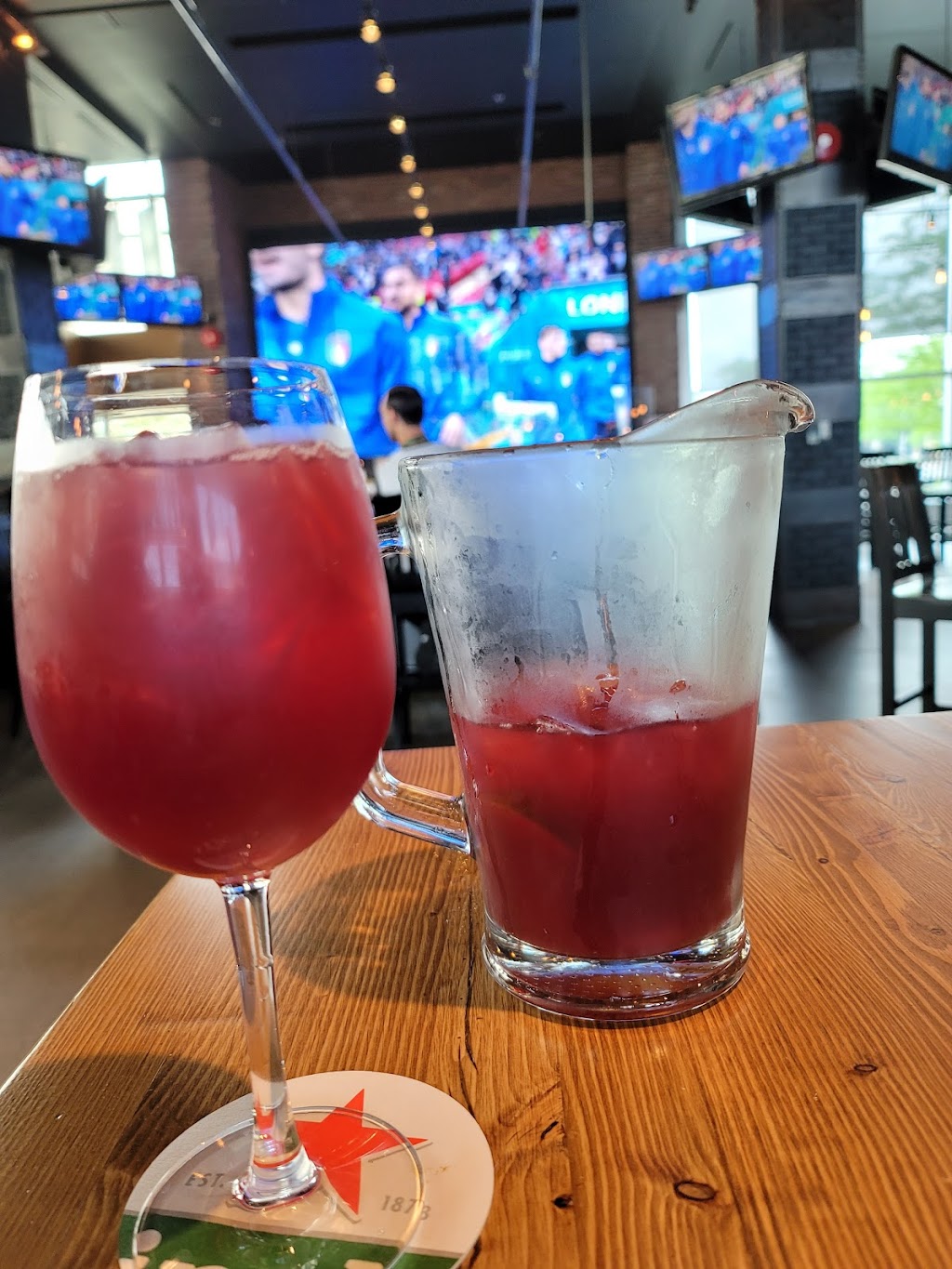 Jack Astors Bar & Grill Laval | 1820, av. Pierre-Péladeau local FA01, Laval, QC H7T 2Z1, Canada | Phone: (450) 681-6683