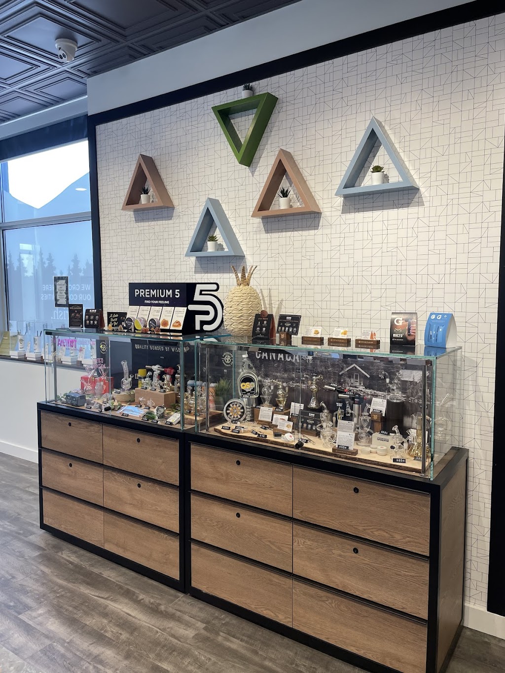 Spiritleaf | Crossroads | Cannabis Store | 529 W Hunt Club Rd, Nepean, ON K2G 5W5, Canada | Phone: (613) 519-9333