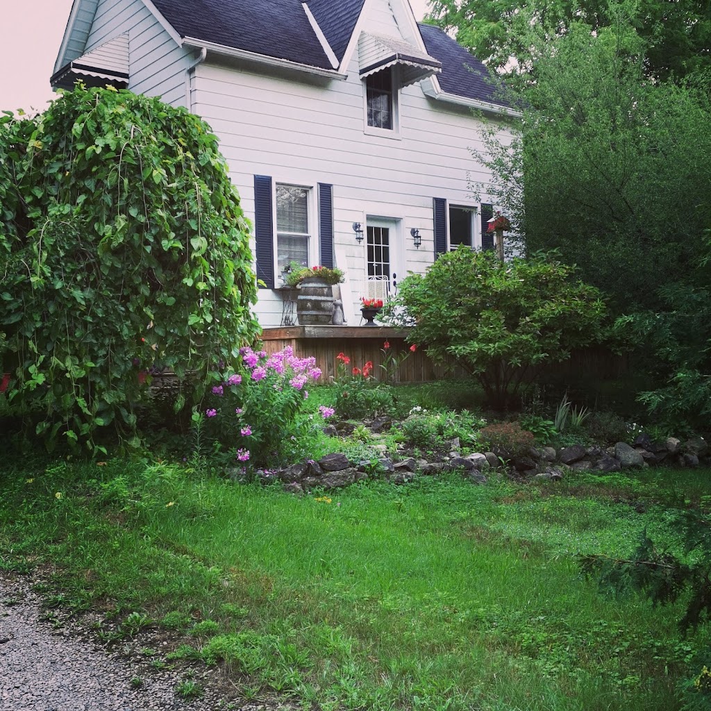 The Antique Iron Bed House | 5519 Queensville Sideroad, Mount Albert, ON L0G 1M0, Canada | Phone: (905) 806-7909