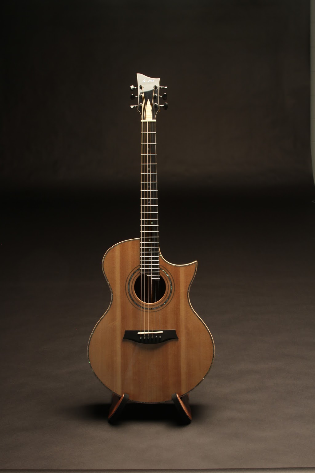 Guitares Lambert | 1745 Chemin de la Belle Rivière, Sainte-Julie, QC J3E 1Y2, Canada | Phone: (514) 515-9147