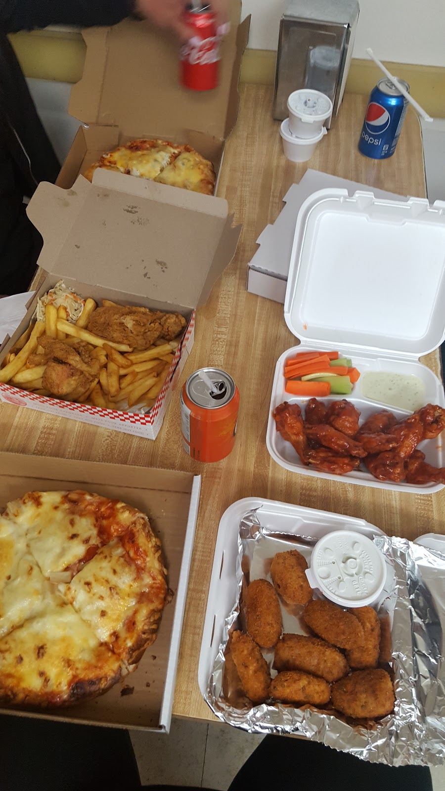 Aladdin Pizza | 272 Montreal Rd, Vanier, ON K1L 6C3, Canada | Phone: (613) 746-8888
