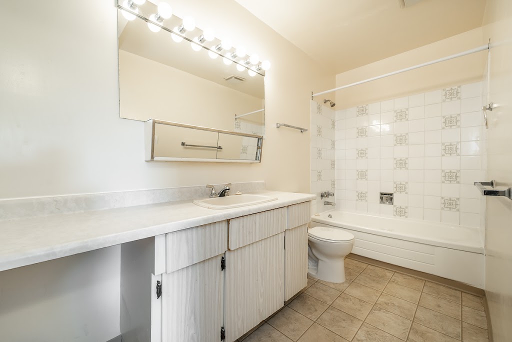 Gorge Vale Apartments | 1180 Colville Rd, Victoria, BC V9A 4P7, Canada | Phone: (250) 360-1983