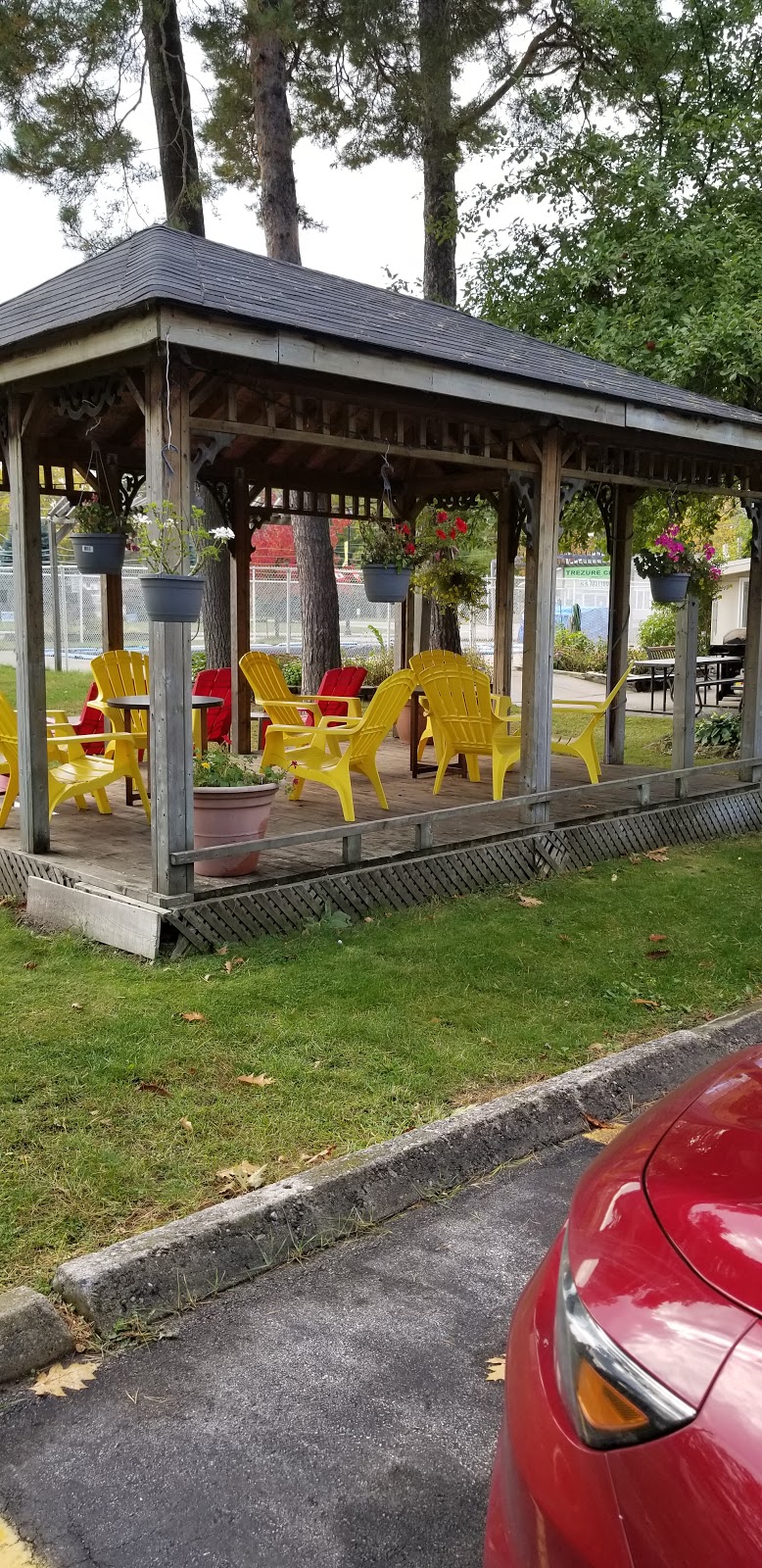 Wasaga Beach Inn And Cottages | 159 Main St, Wasaga Beach, ON L9Z 2L3, Canada | Phone: (705) 429-2535