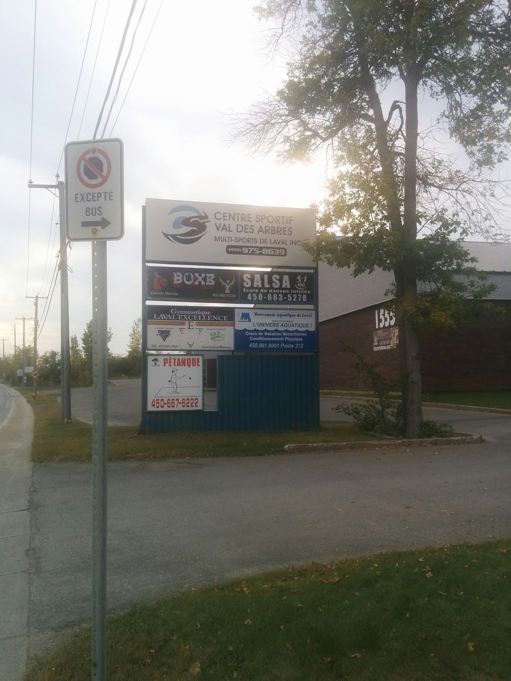 Piscine Val-des-Arbres | 1555 Boul Saint-Martin Est, Laval, QC H7G 4R4, Canada | Phone: (450) 661-6001