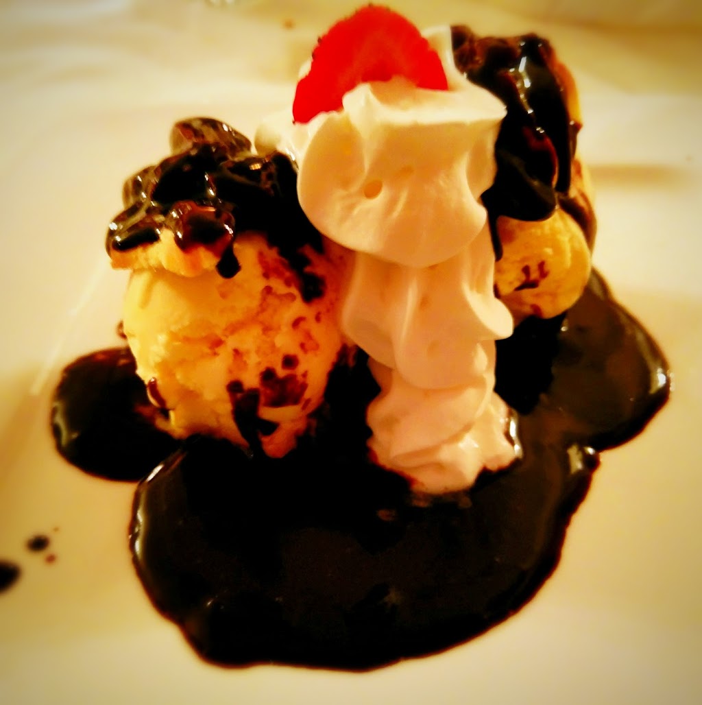 Le Montmartre | 911 Sheppard Ave W, North York, ON M3H 2T7, Canada | Phone: (416) 630-3804