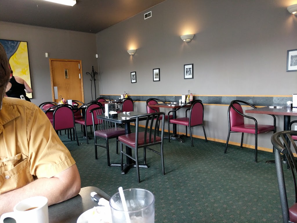 ROXYS DINER & LOUNGE | 40 Hwy 3, Oak Bluff, MB R0G 1N0, Canada | Phone: (204) 897-7850