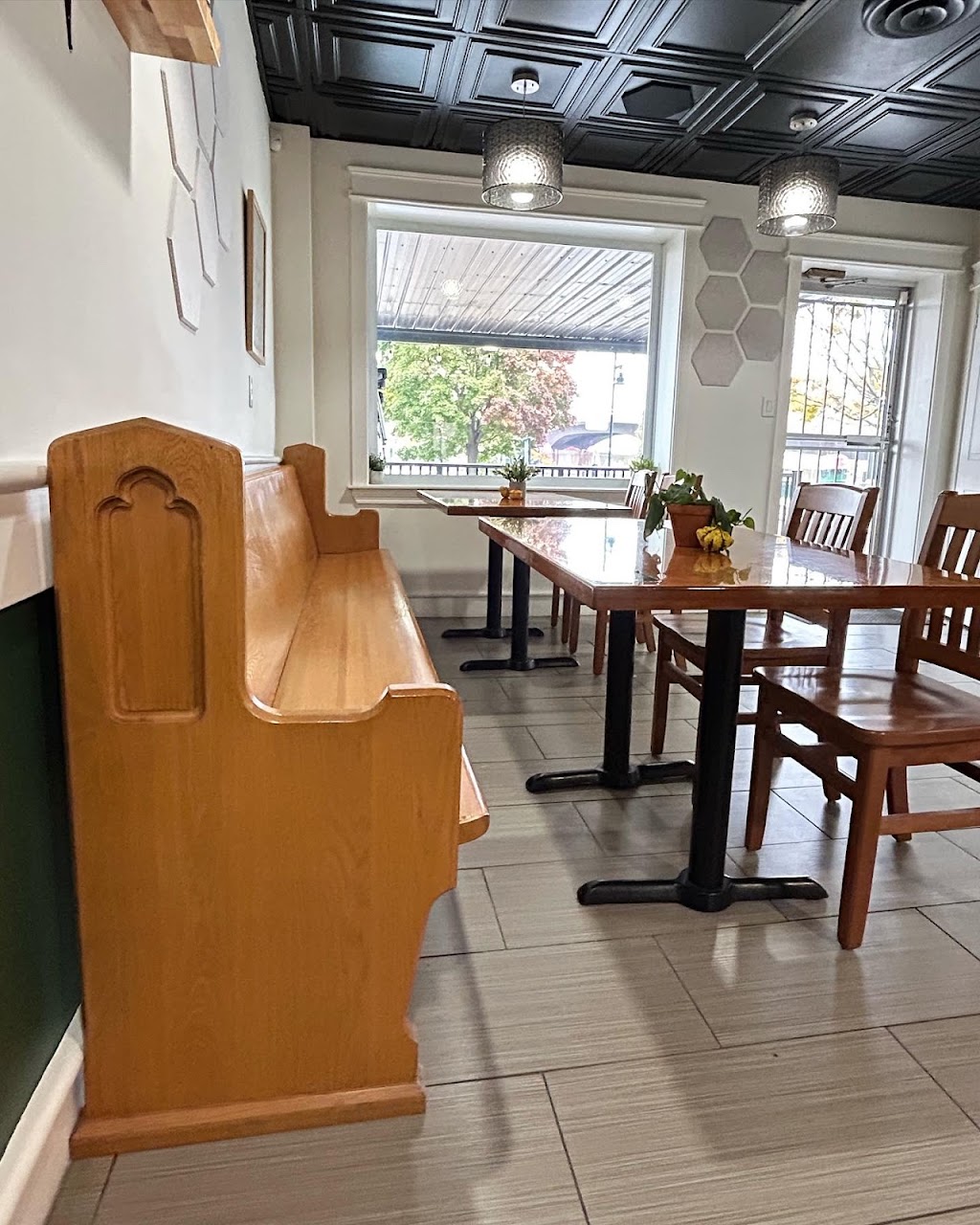 The Counter Restaurant | 11 Front St, Trenton, ON K8V 4N3, Canada | Phone: (613) 392-0168