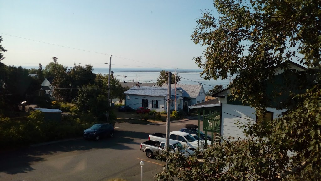 Gîte du Goeland | 261 Rue de lHôtel de Ville, Tadoussac, QC G0T 2A0, Canada | Phone: (418) 235-4474
