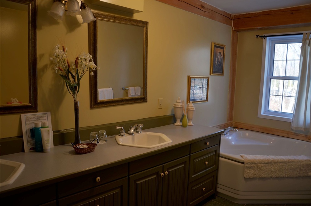 Timber House Resort | 116 Cedardale Rd, Brighton, ON K0K 1H0, Canada | Phone: (613) 475-3304