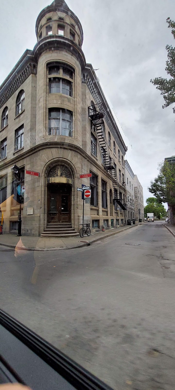 Lapointe Magne Et Associés | 224 Pl. dYouville, Montréal, QC H2Y 2B4, Canada | Phone: (514) 849-6291