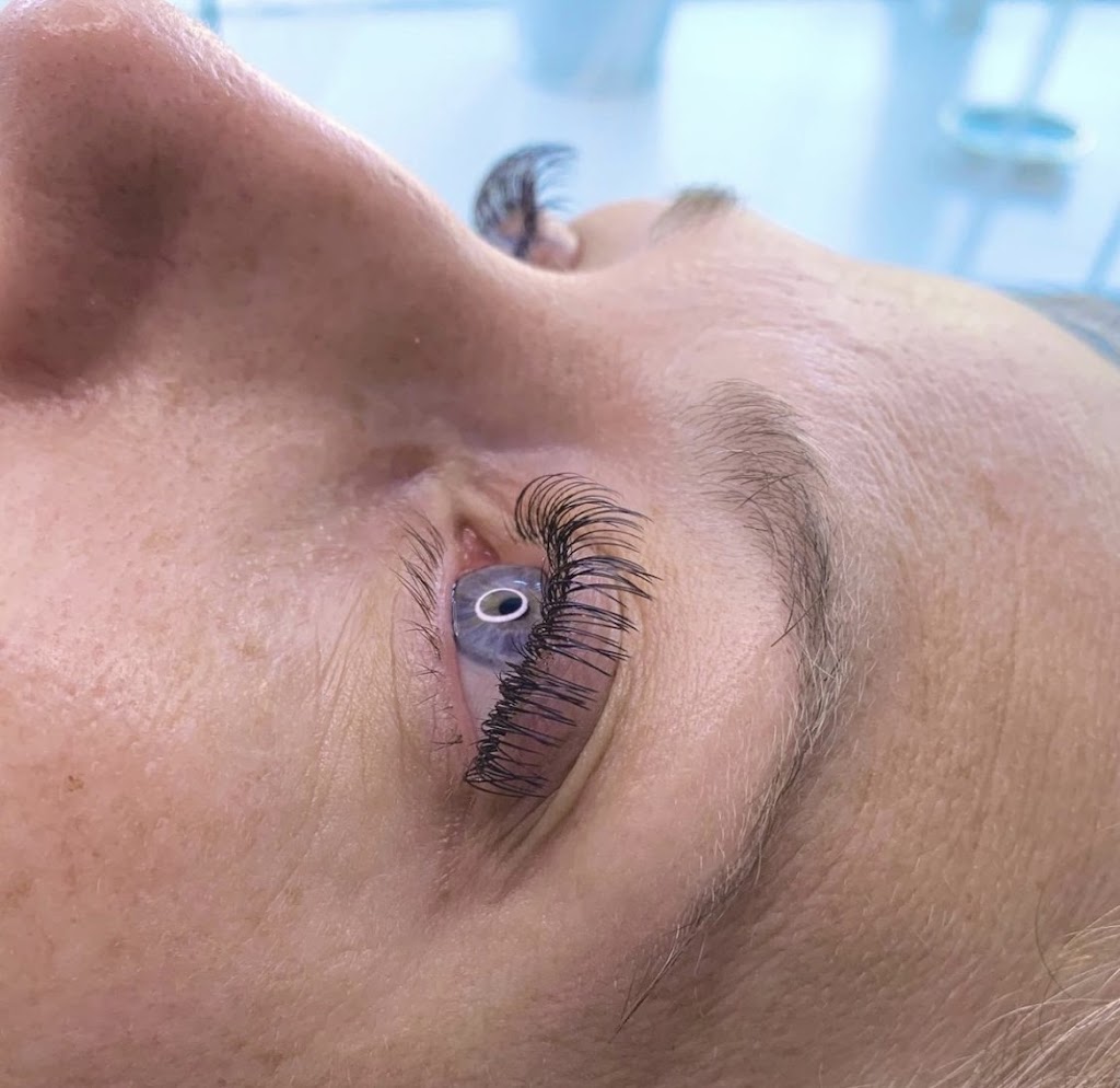 Taylor’s Lashes | 64 Huntington Crescent, Courtice, ON L1E 3C7, Canada | Phone: (289) 385-3953