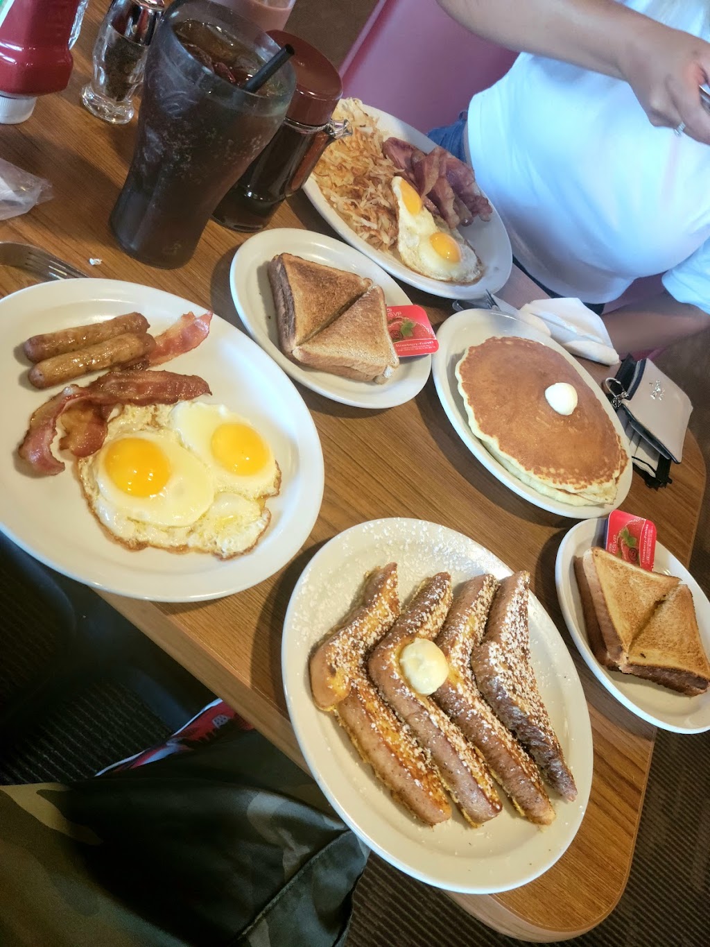 Dennys | 40 Courtneypark Dr E, Mississauga, ON L5T 2Y3, Canada | Phone: (905) 565-6161