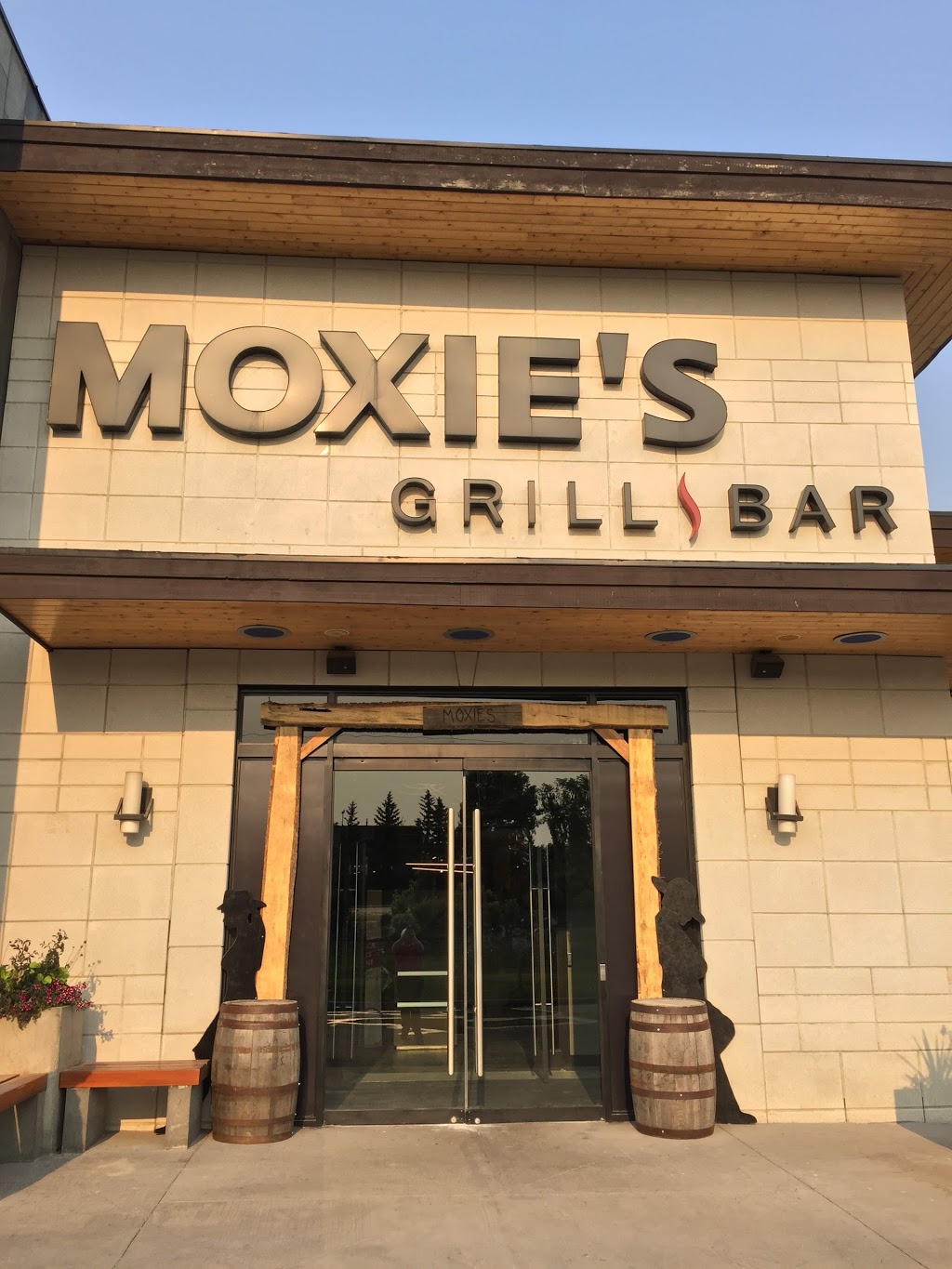 Moxies Grill & Bar | 29 Hopewell Way NE, Calgary, AB T3J 4V7, Canada | Phone: (403) 291-4636