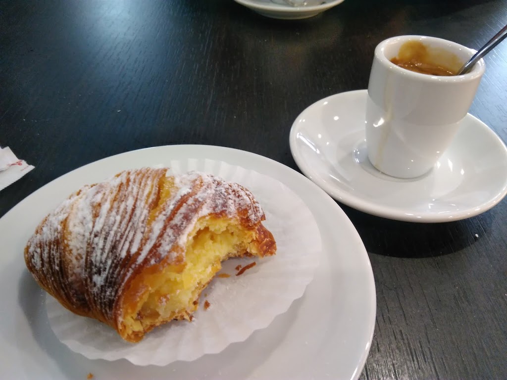 R Bakery Cafe | 326 Marlee Ave, North York, ON M6B 3H8, Canada | Phone: (416) 785-0002