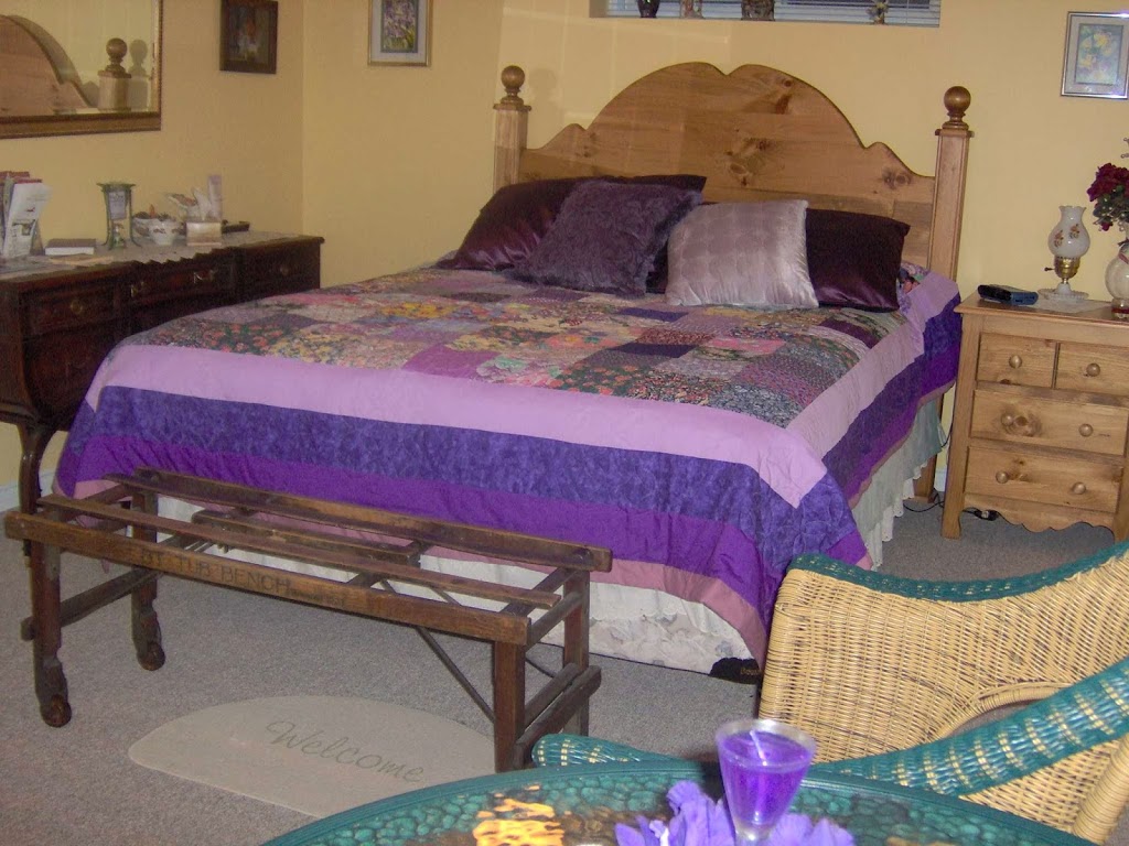 Carrousel Bed & Breakfast | 51 Winnett St N, Cayuga, ON N0A 1E0, Canada | Phone: (905) 772-5348