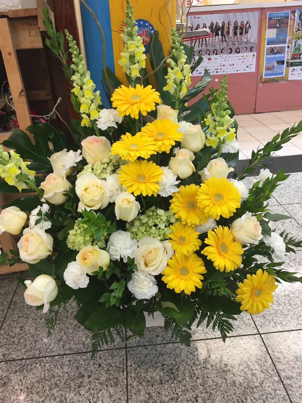 Celebrity Centre Flowers | 8360 Kennedy Rd, Unionville, ON L3R 8W4, Canada | Phone: (905) 474-2883