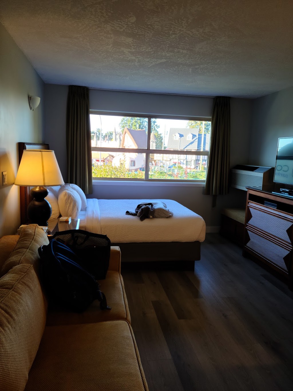 Sandcastle Inn | 374 W Island Hwy W, Parksville, BC V9P 1K8, Canada | Phone: (250) 248-2334