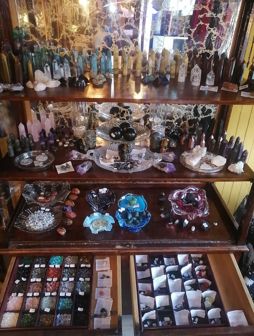La voûte des charmes antiques Boutique ésotérique & antiquaires | 985 Rue Galt O, Sherbrooke, QC J1H 1Z6, Canada | Phone: (819) 452-2166