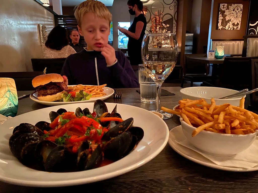 Avenue Bistro | 2064 Comox Ave, Comox, BC V9M 1P8, Canada | Phone: (250) 890-9200