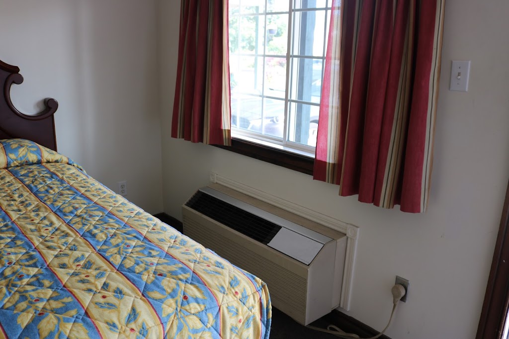 Fenelon Inn | 36 Helen St, Fenelon Falls, ON K0M 1N0, Canada | Phone: (705) 887-9000