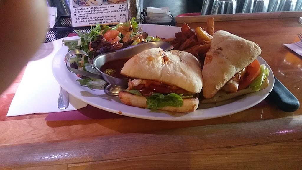 Le Grill Resto Pub | 1999 Rue Ste Famille, Jonquière, QC G7X 4X5, Canada | Phone: (418) 542-3642