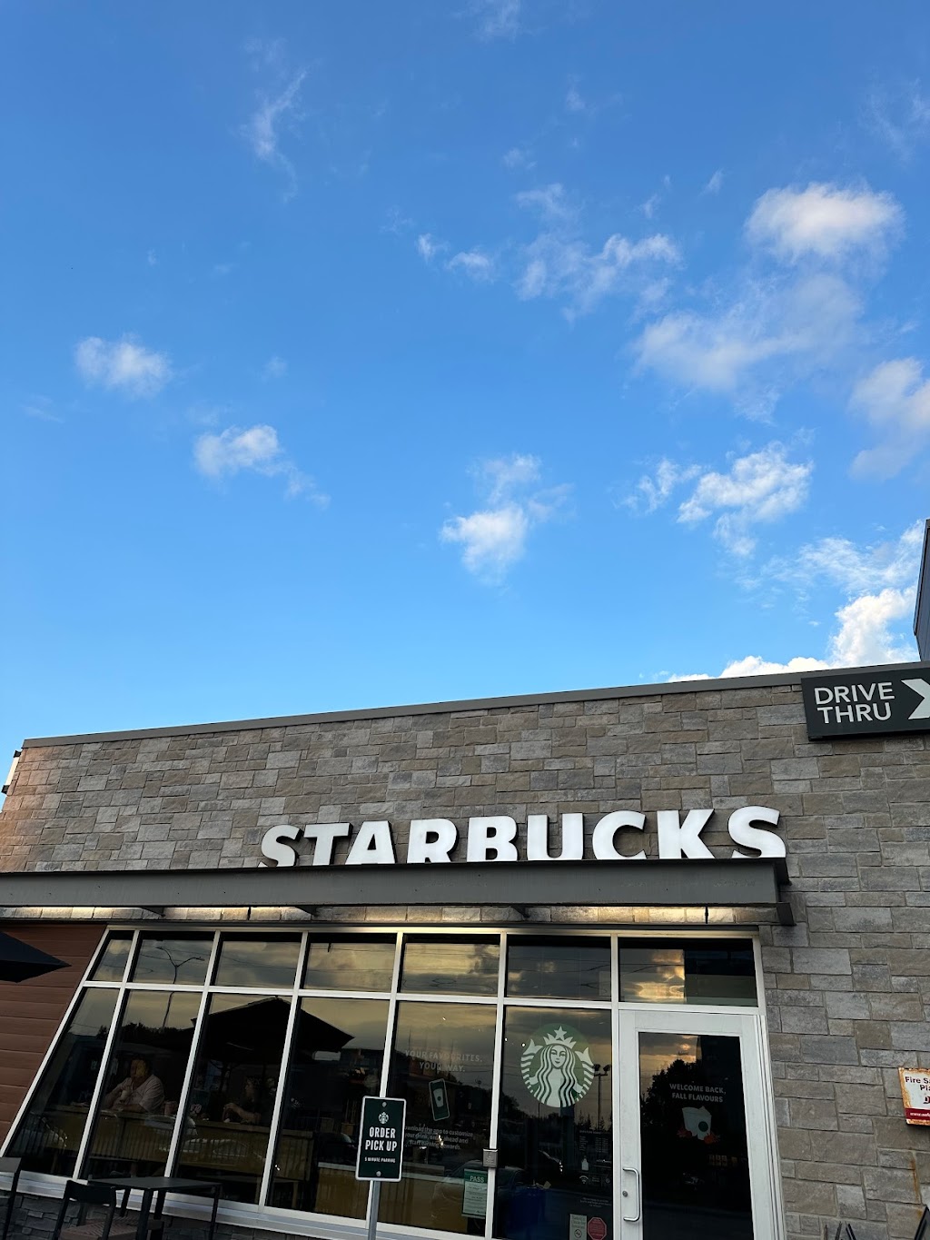 Starbucks | 850 Wellington Rd, London, ON N6E 1L9, Canada | Phone: (519) 619-4319