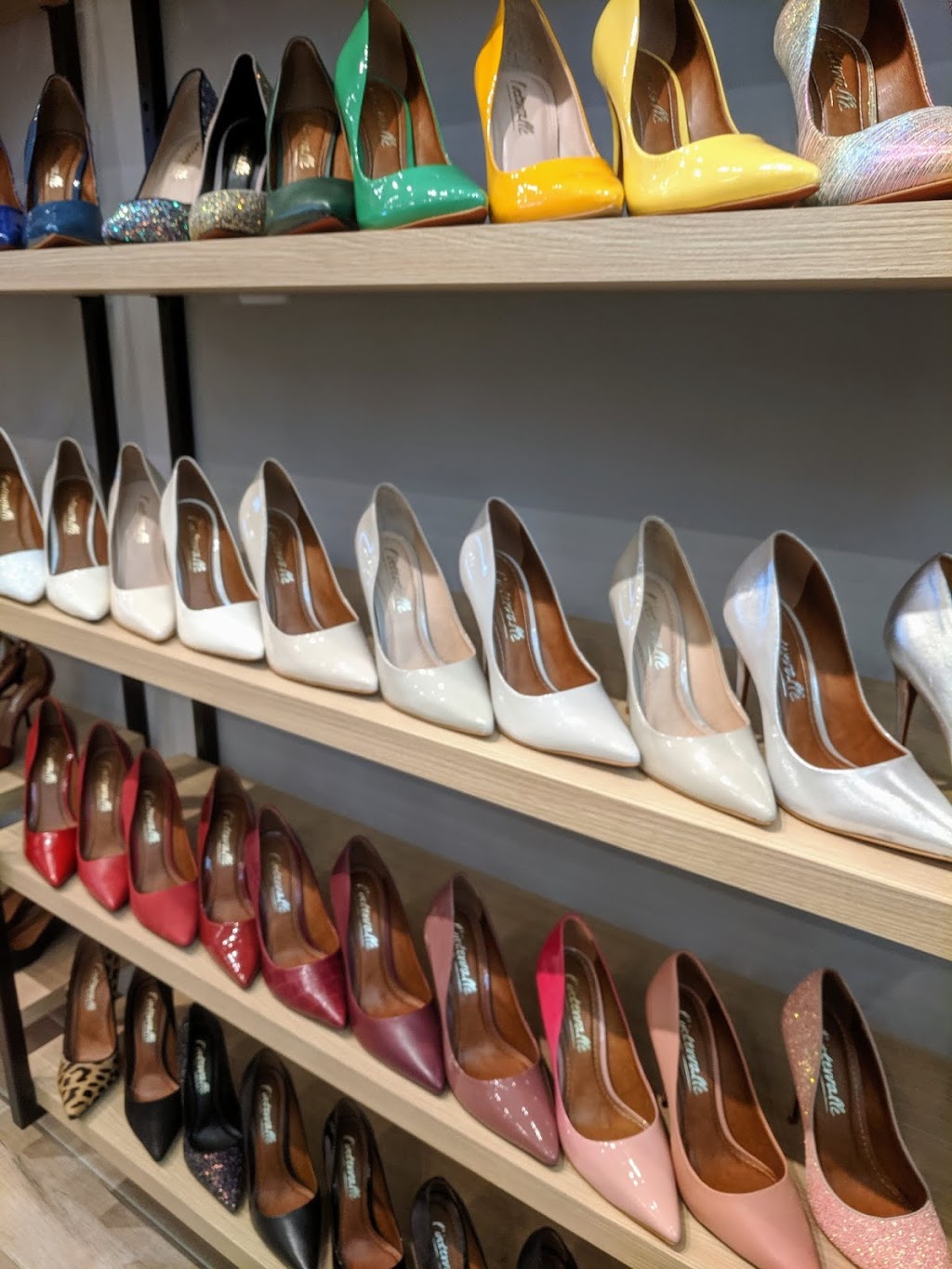 Lintervalle | 25 The West Mall, Etobicoke, ON M9C 1B8, Canada | Phone: (416) 626-0555