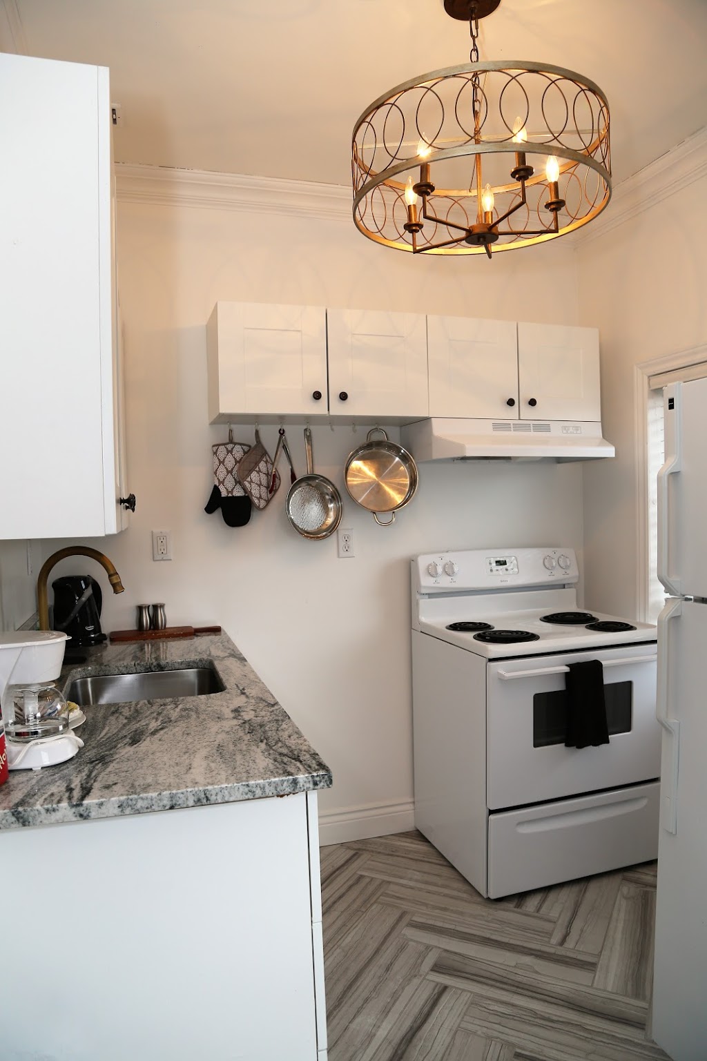 Empire Inn and Suites | 6 Stanley St, Bloomfield, ON K0K 1G0, Canada | Phone: (613) 393-3003