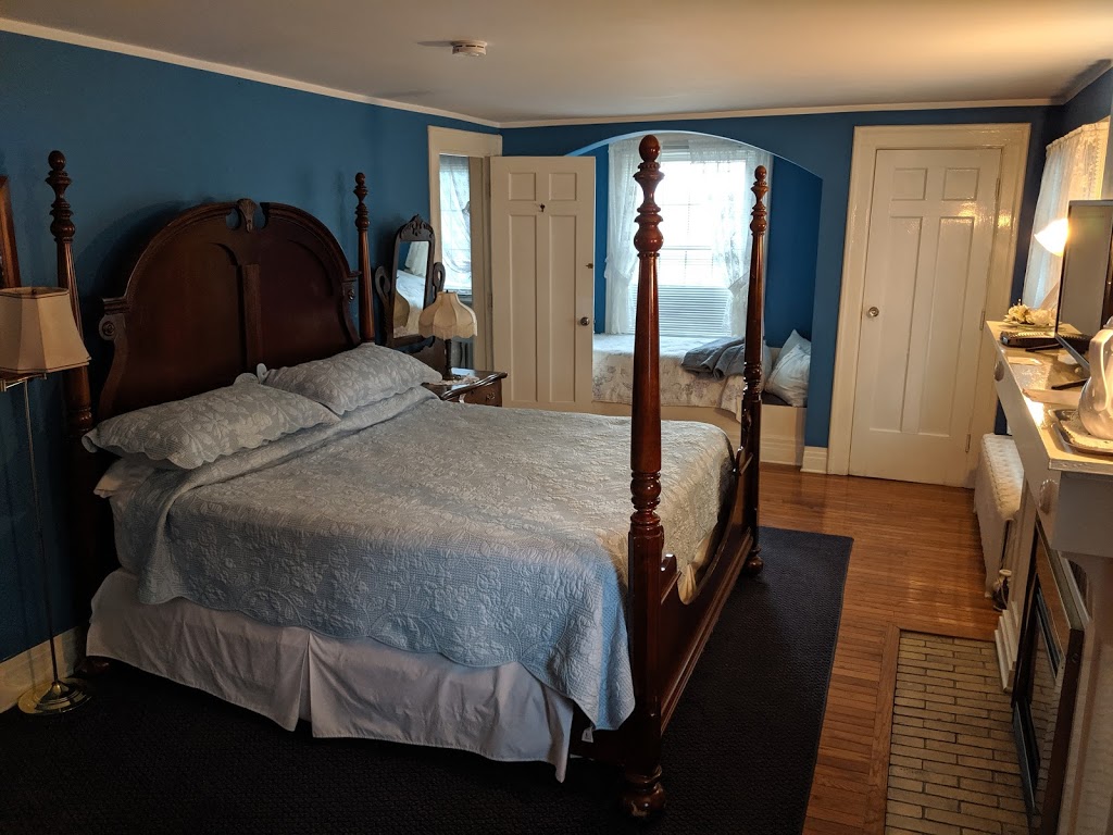 Chestnut Inn | 4983 River Rd, Niagara Falls, ON L2E 3G6, Canada | Phone: (905) 374-7623