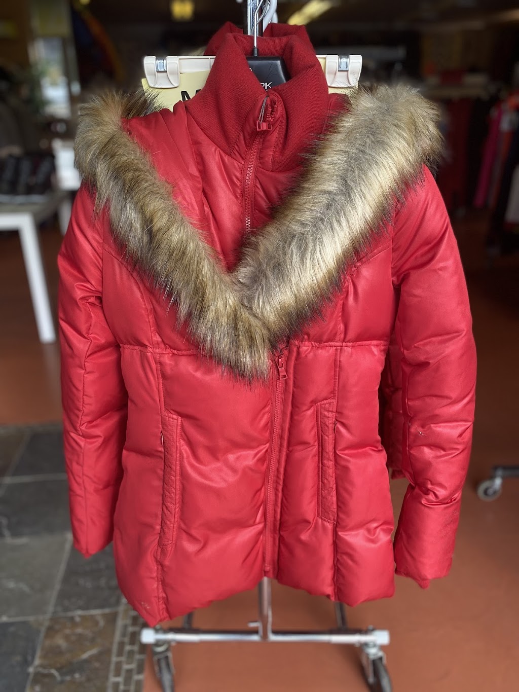 SPORTS LIQUIDATOR | 240 Rue Principale E, Sainte-Agathe-des-Monts, QC J8C 2X6, Canada | Phone: (819) 774-0696