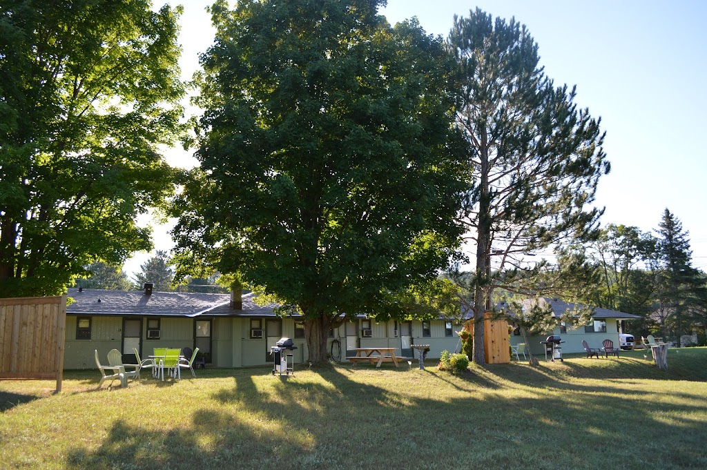 Pinewood Inn | 378 John St, Barrys Bay, ON K0J 1B0, Canada | Phone: (613) 756-1333