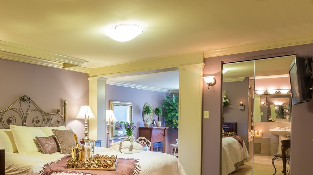 A Vista Villa Couples Retreat | 962 Ryder Dr, Kelowna, BC V1Y 7T5, Canada | Phone: (877) 762-7831