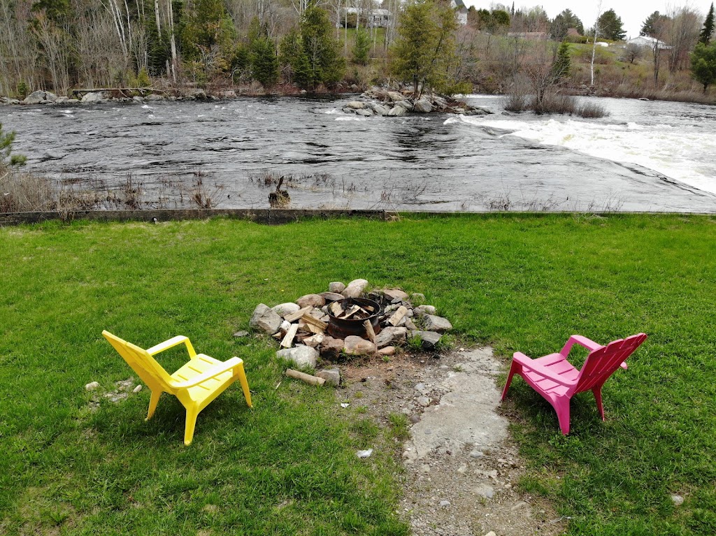 Rolling Rapids Motel | 29552 ON-60, Whitney, ON K0J 2M0, Canada | Phone: (613) 637-1220